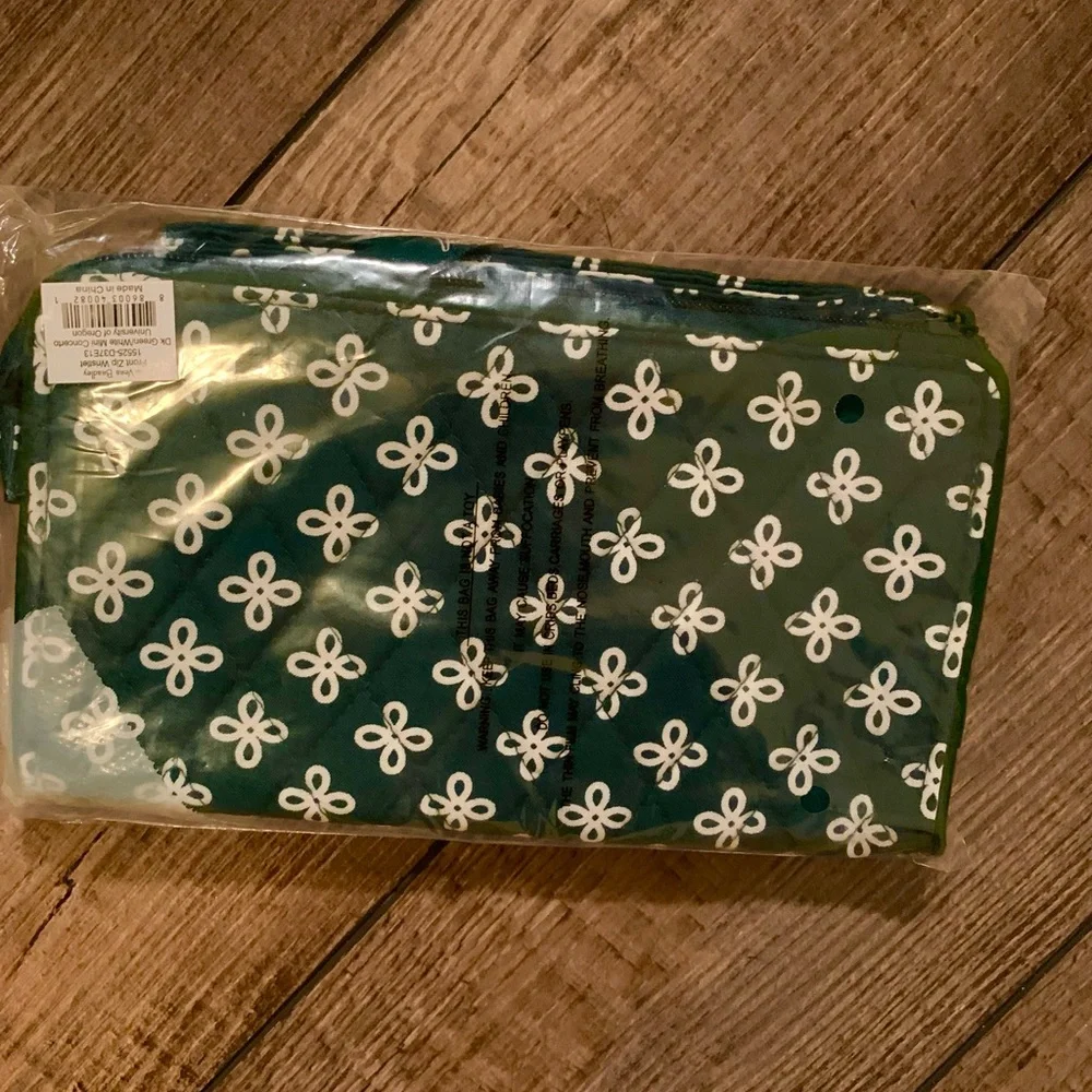 NWT Vera Bradley University of Oregon Front Zip Wristlet Wallet Bag Collegiate